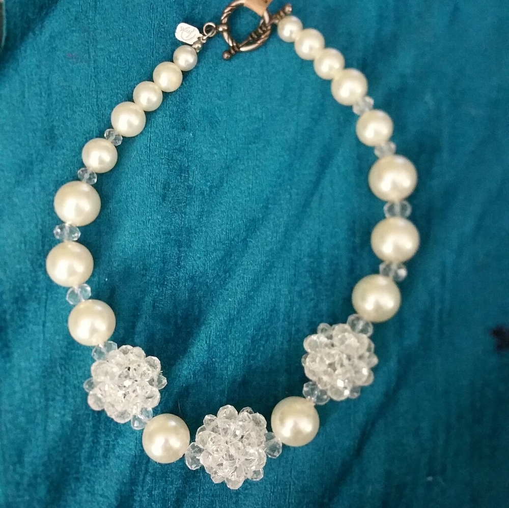 Gorgeous clear beaded pearl necklace
